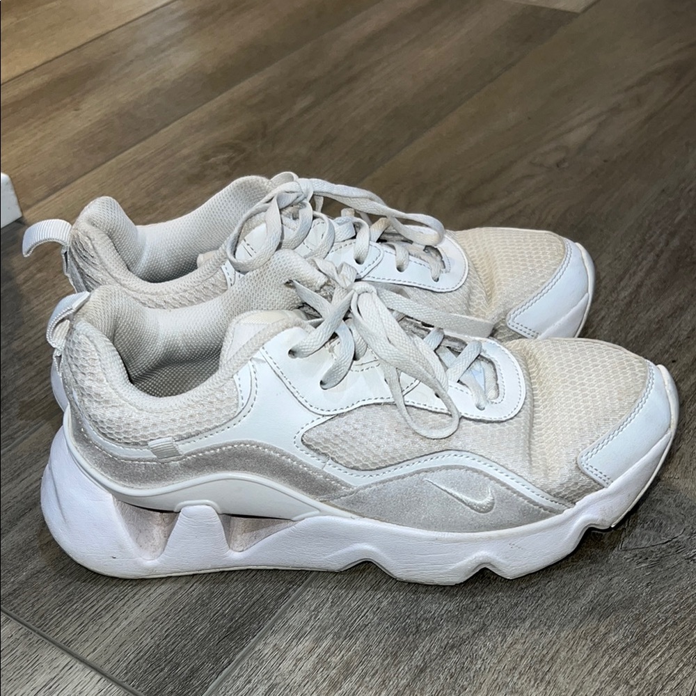 Nike RYZ sneakers